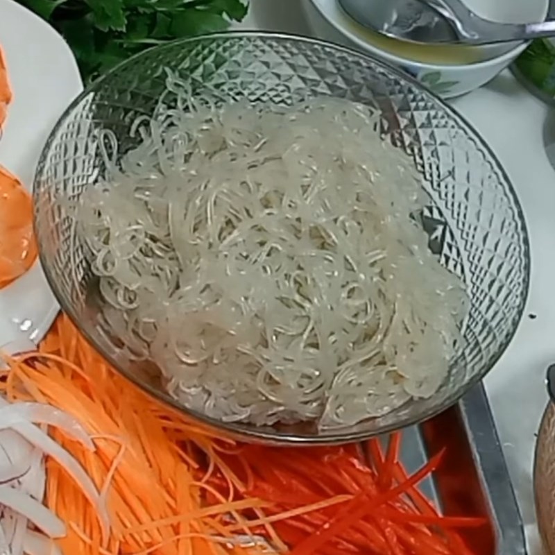 Step 2 Prepare the remaining ingredients for spicy sour celery shrimp salad