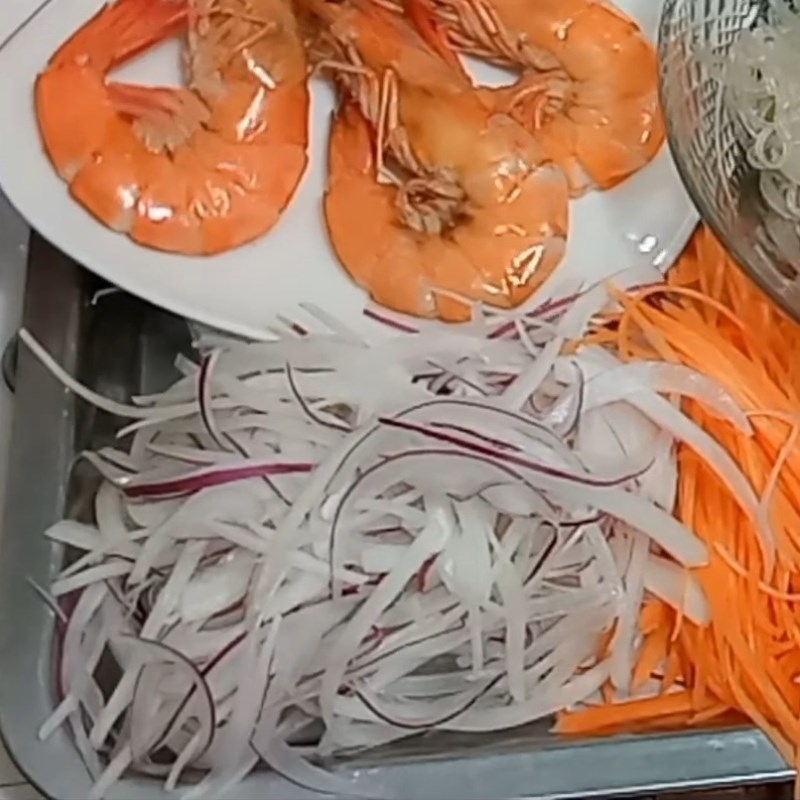 Step 2 Prepare the remaining ingredients for spicy sour celery shrimp salad