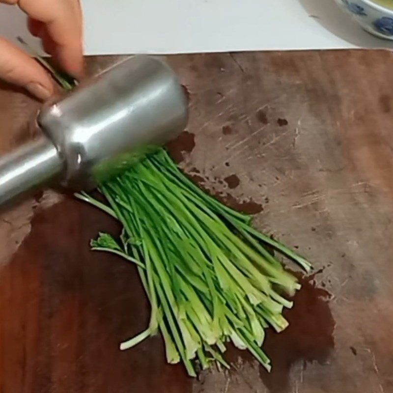 Step 2 Prepare the remaining ingredients for spicy sour celery shrimp salad