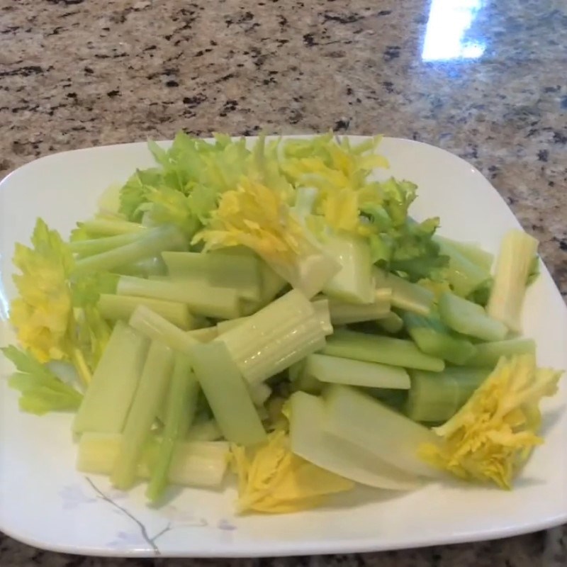 Step 2 Prepare the remaining ingredients for Celery Shrimp Salad with Sesame Oil Dressing