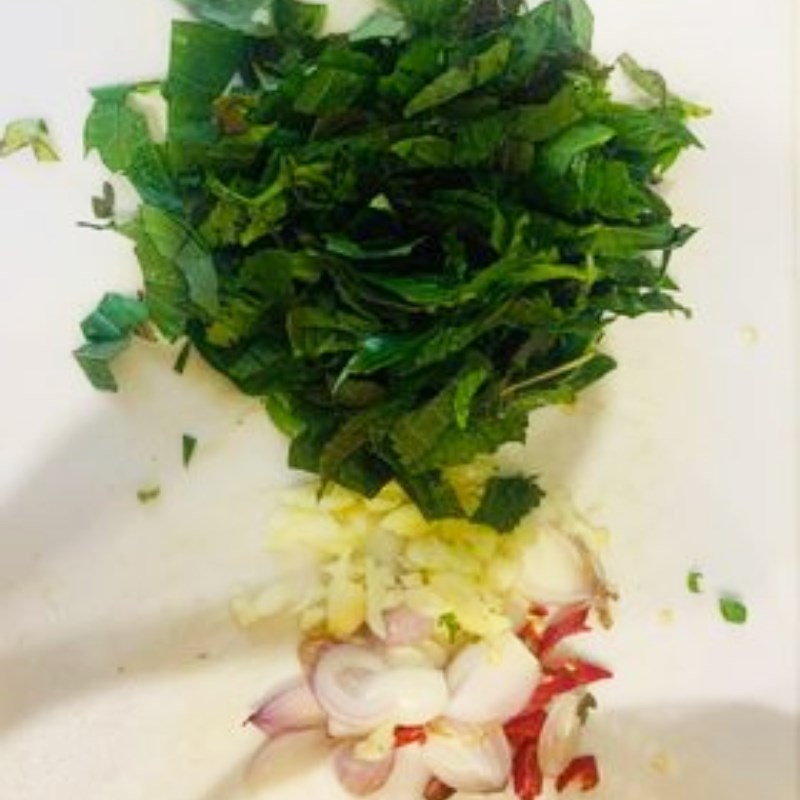 Step 2 Prepare the remaining ingredients for Bean Sprout Salad with Pork Heart
