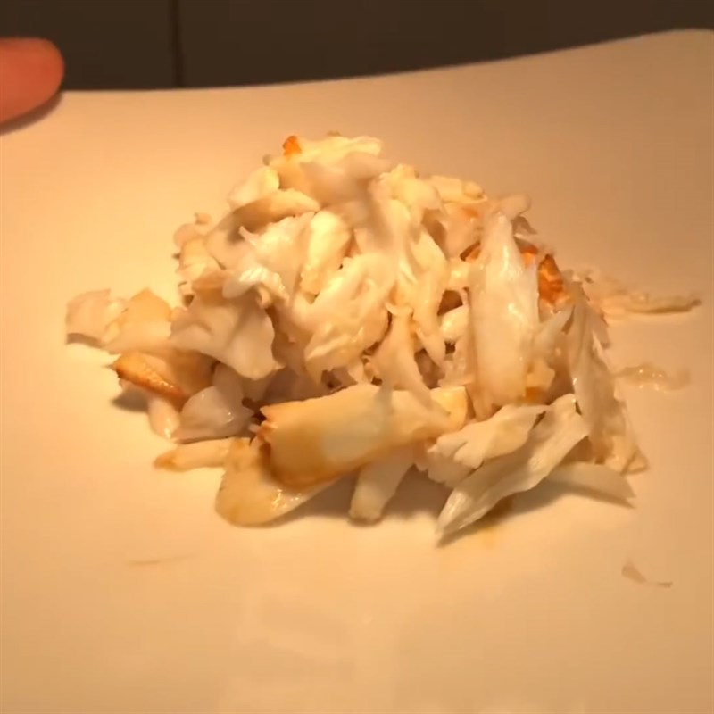 Step 3 Boil and separate crab meat Crab porridge with carrot