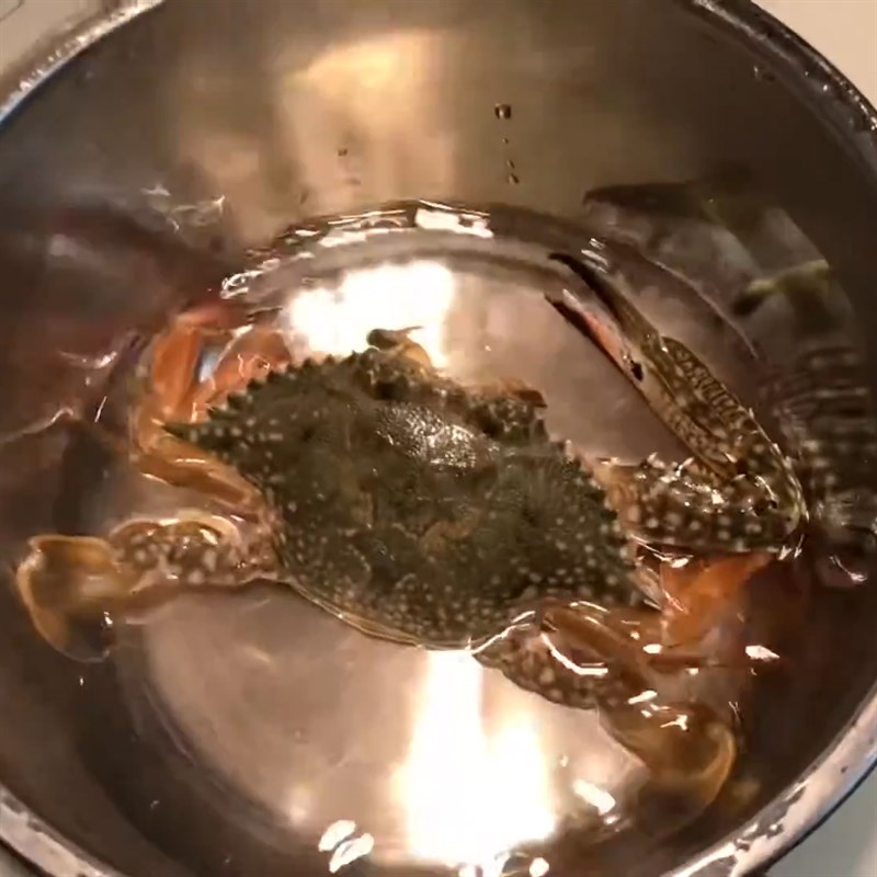 Step 3 Boil and separate crab meat Crab porridge with carrot