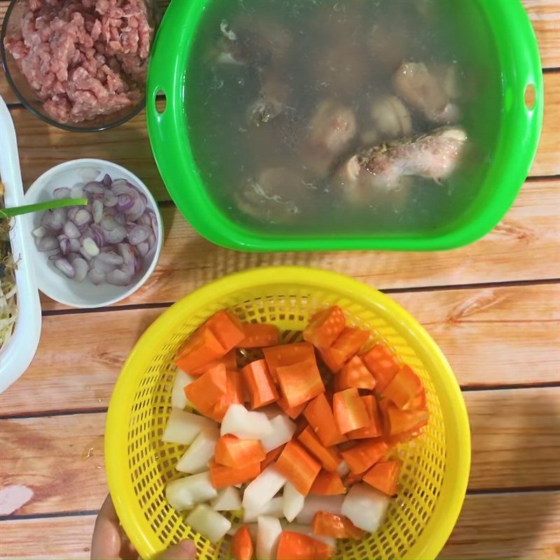 Step 2 Prepare other ingredients Pork knuckles with minced meat noodle