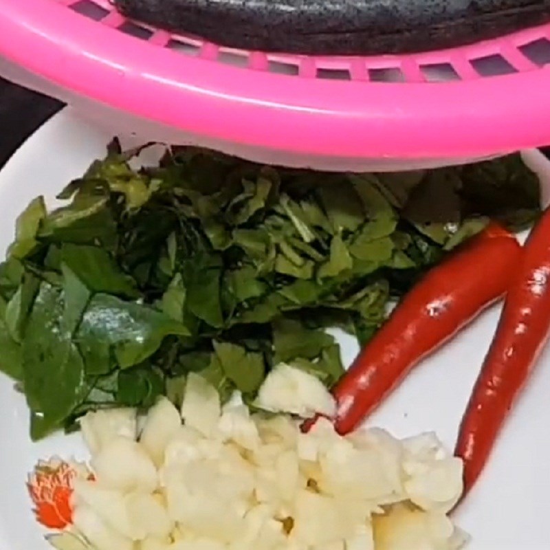 Step 2 Prepare the other ingredients for Sour Soup with Snakehead Fish and Water Lily