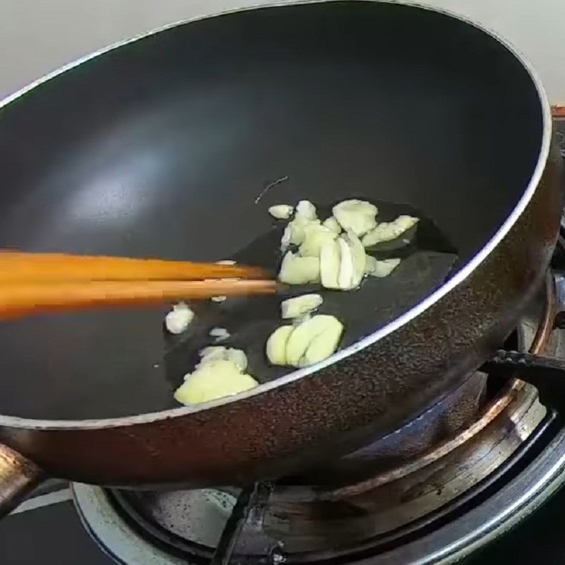 Step 2 Prepare other ingredients for sour soup with snakehead fish and water lily flowers