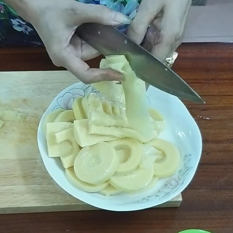 Step 2 Prepare other ingredients Fresh snakehead fish stew with bamboo shoots