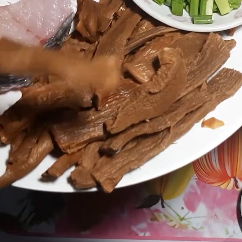 Step 2 Prepare the other ingredients Braised snakehead fish with dried bamboo shoots