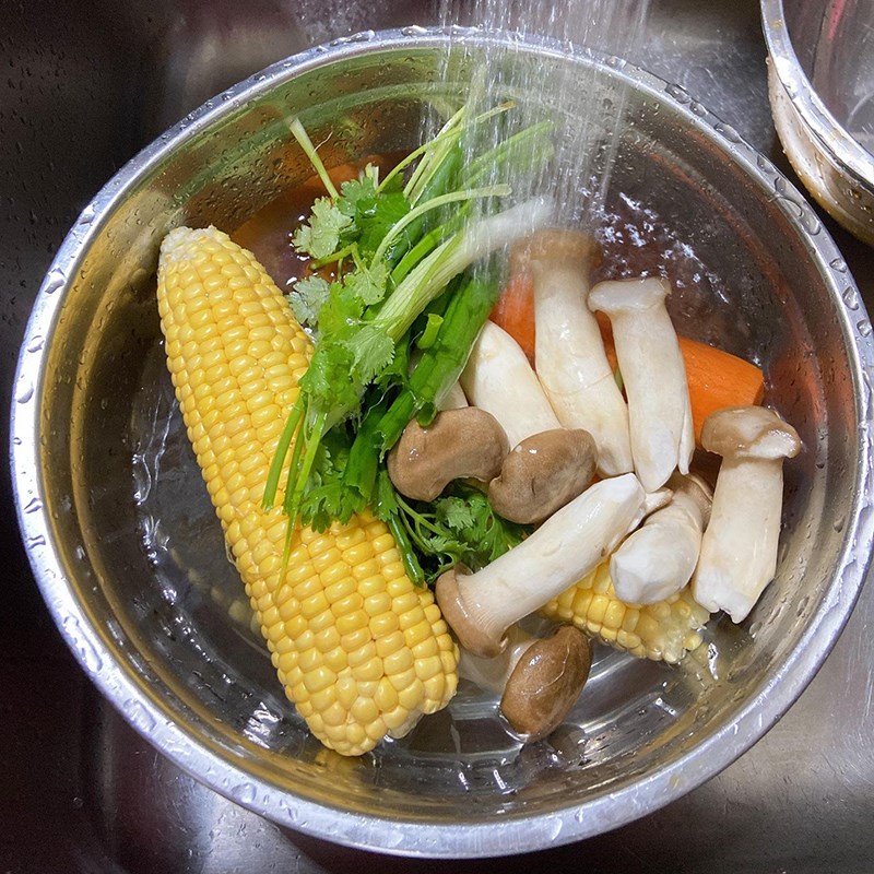 Step 2 Prepare other ingredients for the corn soup