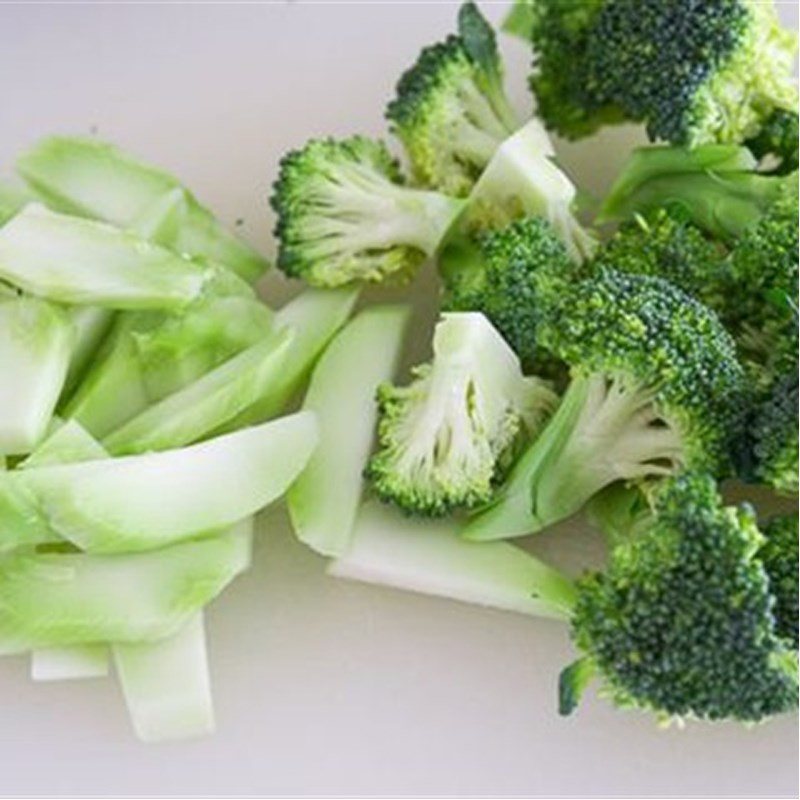 Step 3 Prepare the other ingredients for stir-fried broccoli