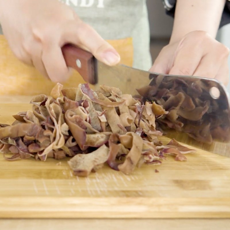 Step 2 Prepare other ingredients for Korean colorful stir-fried noodles
