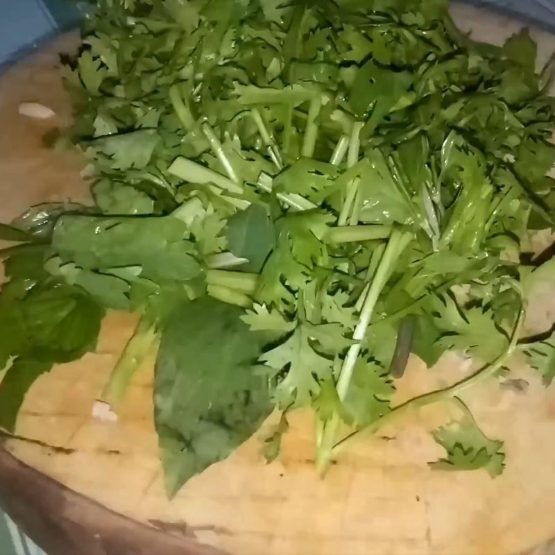 Step 2 Prepare other ingredients for snakehead fish sour soup