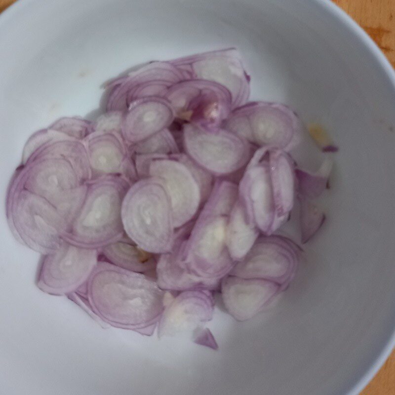 Step 2 Prepare other ingredients for crab claw salad with eggs and meat