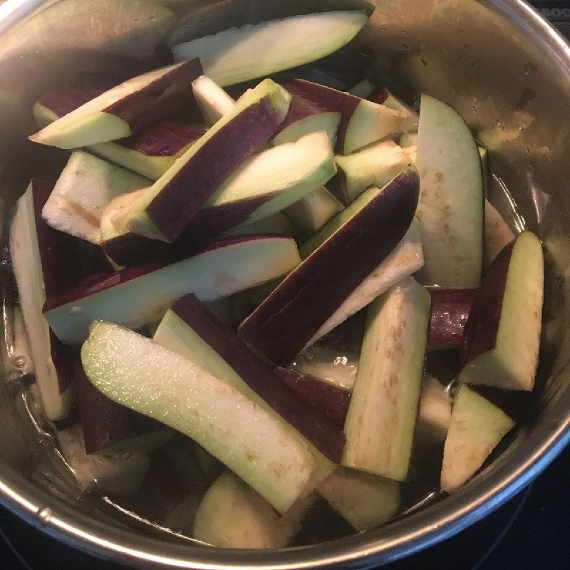 Step 2 Prepare other ingredients for stir-fried eggplant with beef