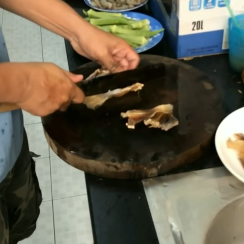 Step 2 Prepare other ingredients Dried stingray cooked sour soup with okra