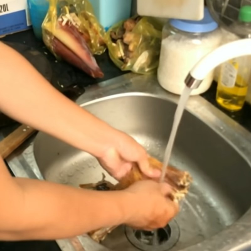 Step 2 Prepare other ingredients Dried stingray cooked sour soup with okra