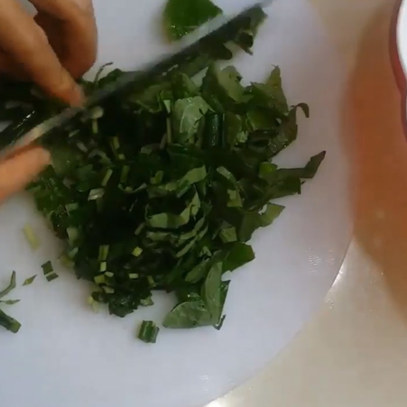 Step 2 Prepare other ingredients for clam soup with squash and water spinach