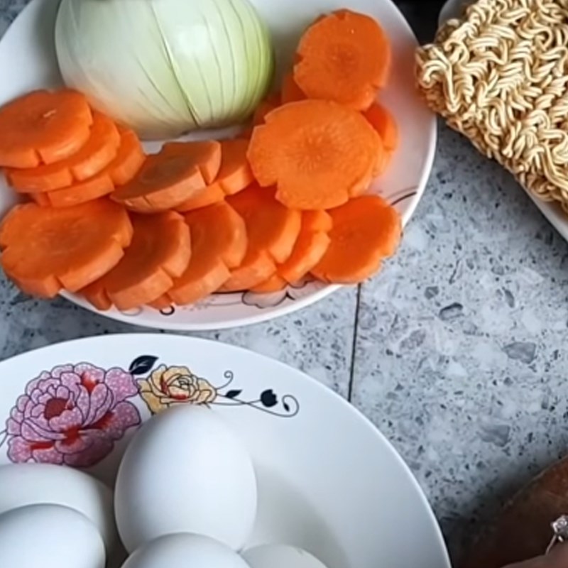 Step 2 Prepare other ingredients for the field crab hotpot with fertilized eggs