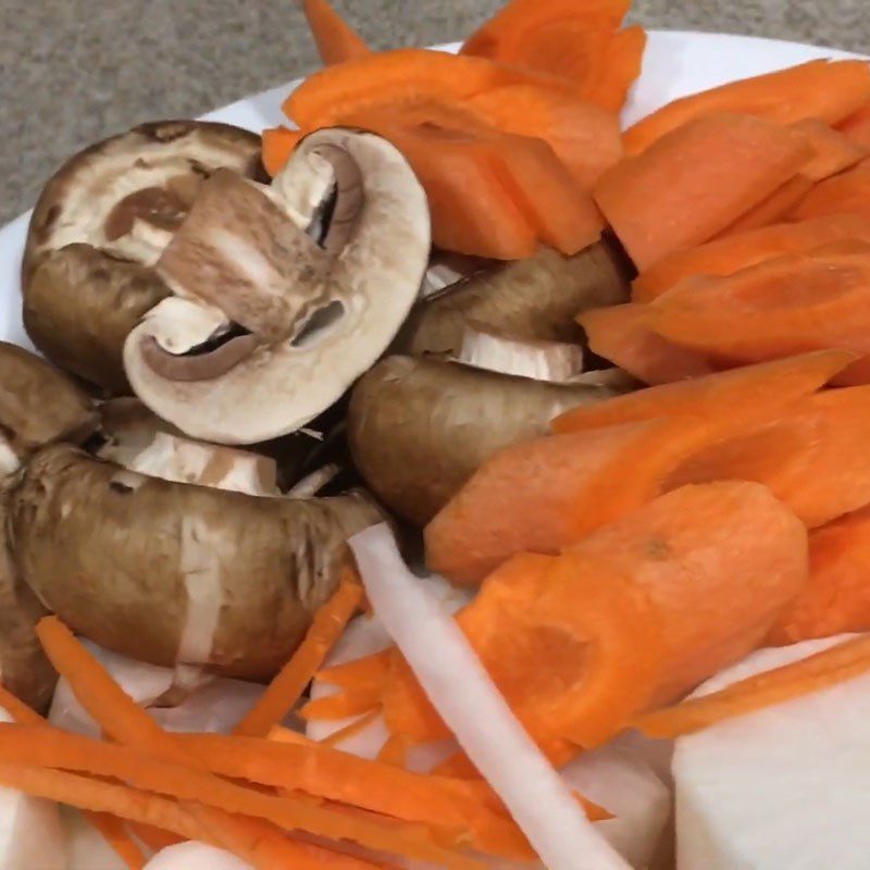 Step 2 Prepare other ingredients for Lemon Leaf Chicken Hot Pot