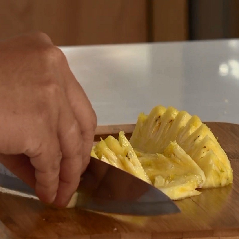 Step 2 Prepare other ingredients Stir-fried Snails with Fragrant Pineapple