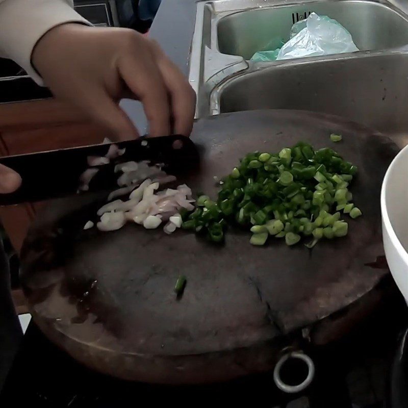 Step 2 Preparation of other ingredients Stir-fried potatoes with chicken entrails