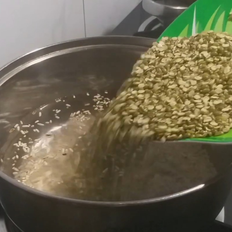 Step 3 Cooking porridge Duck egg porridge with mung beans