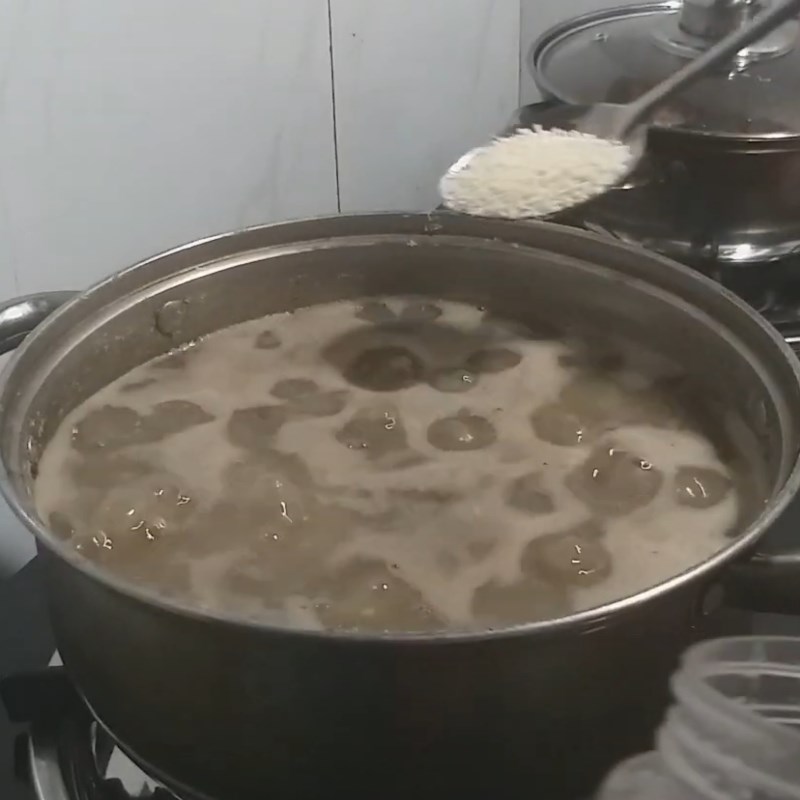 Step 3 Cooking porridge Duck egg porridge with mung beans