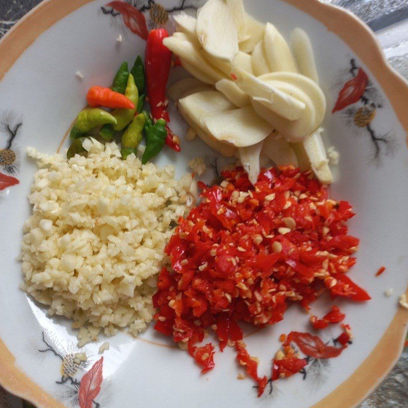 Step 2 Prepare other ingredients Pickled mustard greens mixed with garlic and chili