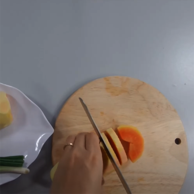 Step 2 Prepare the other ingredients for Papaya soup with shrimp