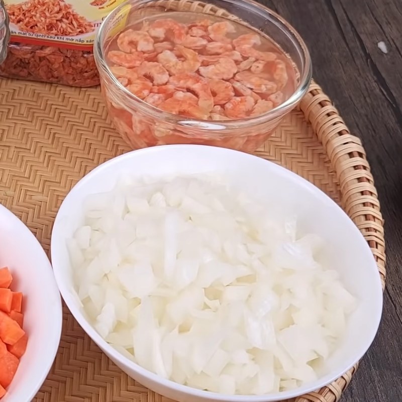 Step 3 Prepare the stir-fry filling ingredients for salty sticky rice with pickled radish