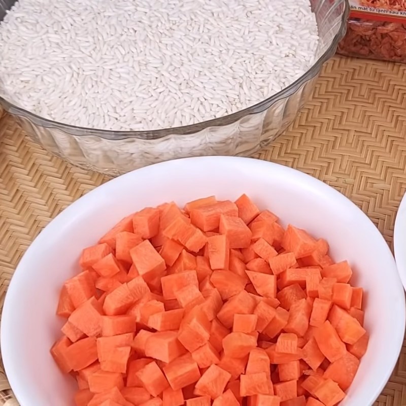 Step 3 Prepare the stir-fry filling ingredients for salty sticky rice with pickled radish
