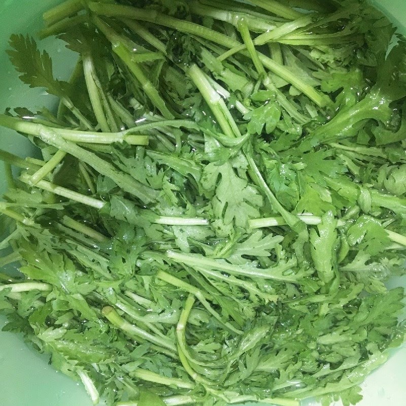 Step 2 Prepare the water spinach (tần ô) Fish soup with water spinach
