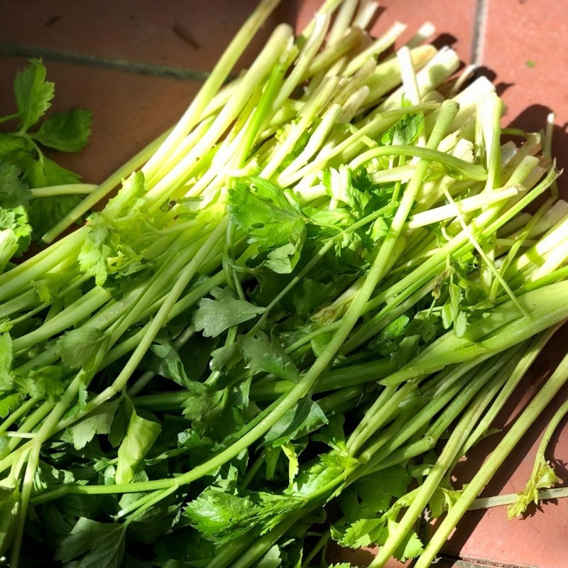 Step 1 Prepare the celery for Celery and Guava Juice