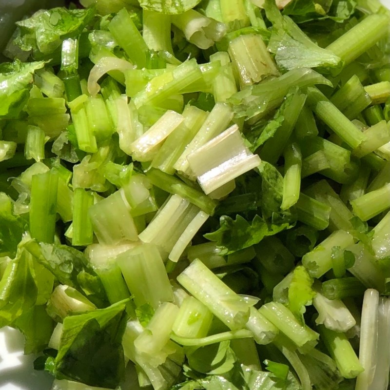 Step 1 Prepare the celery for Celery and Guava Juice