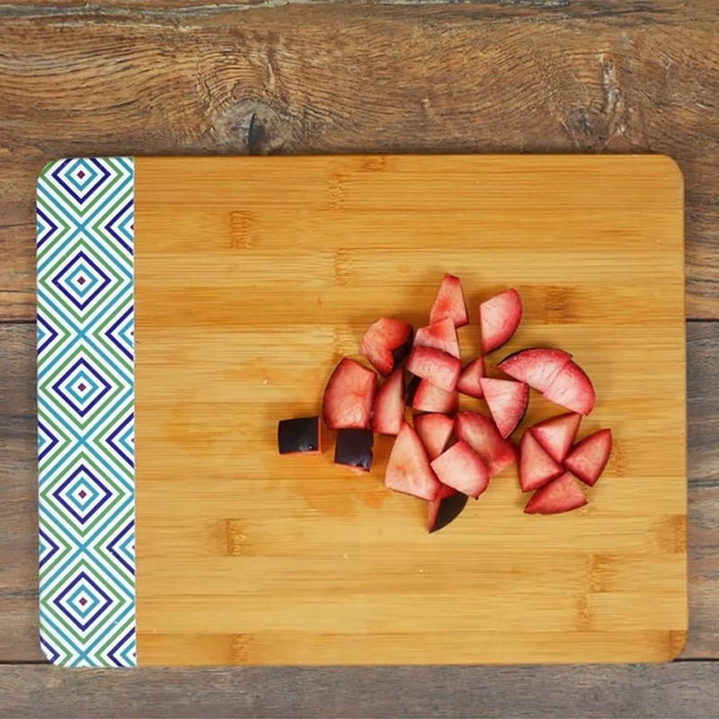 Step 1 Prepare the plums Smoothie of northern plums and bananas