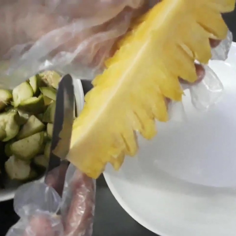 Step 1 Prepare the green mango and pineapple Fragrant green mango juice