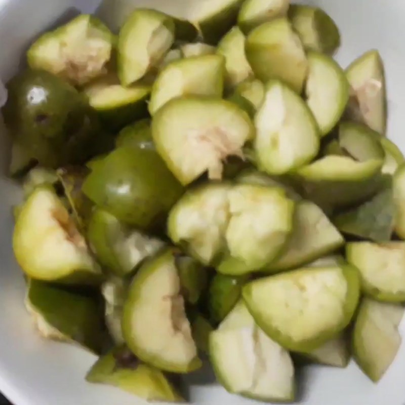 Step 1 Prepare the green mango and pineapple Fragrant green mango juice