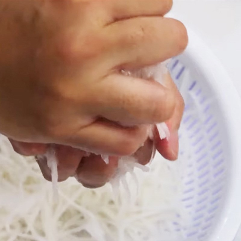 Step 2 Prepare the radish for steamed radish cake