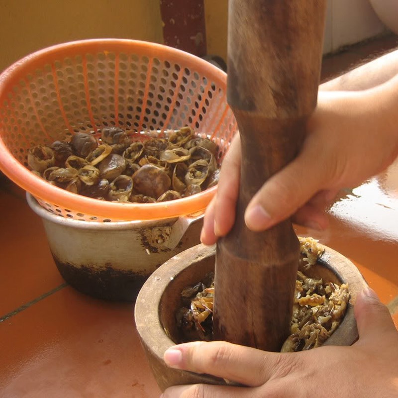 Step 1 Prepare the field crab for the field crab hotpot with fertilized eggs