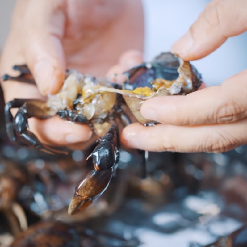 Step 1 Prepare the crabs for Seafood Mud Crab Hot Pot