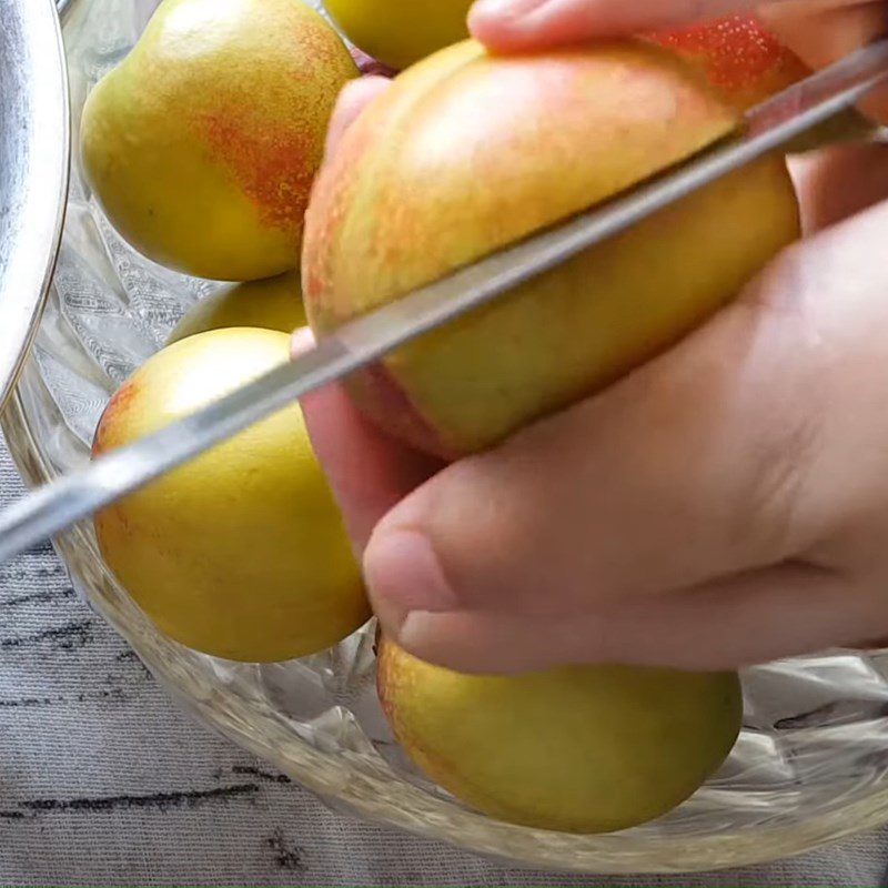 Step 1 Prepare fresh peaches for Peach Jelly Tea
