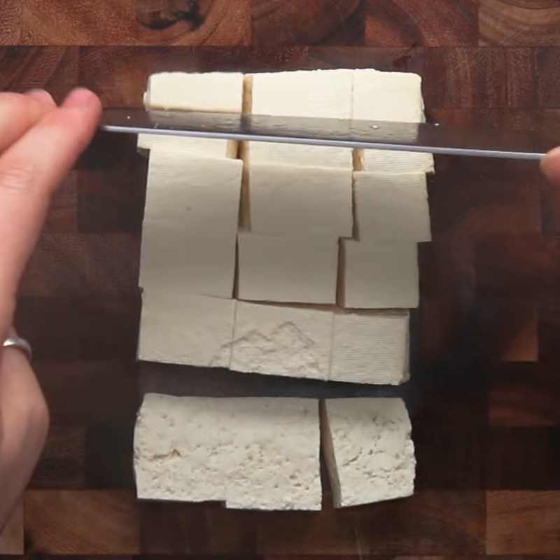 Step 1 Prepare the tofu for stir-fried broccoli