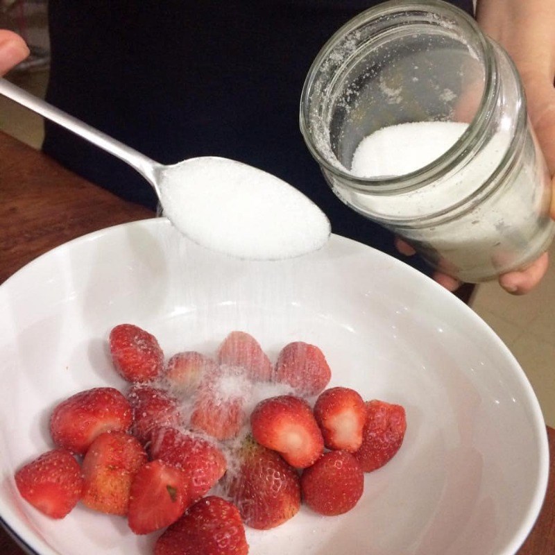 Step 1 Prepare strawberries Strawberry yogurt (yaourt dâu tây)
