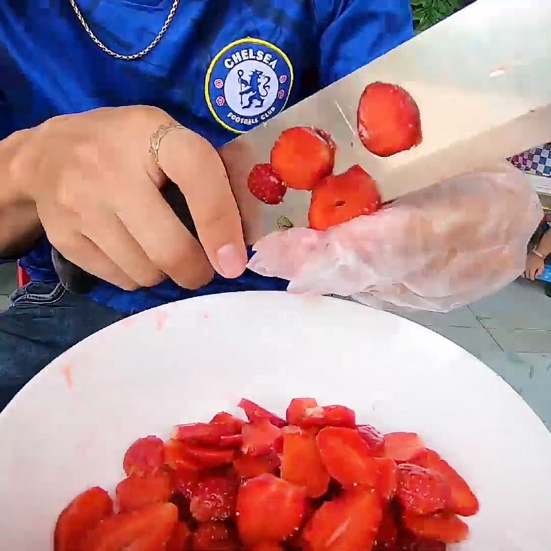 Step 1 Prepare strawberries Strawberries soaked in condensed milk