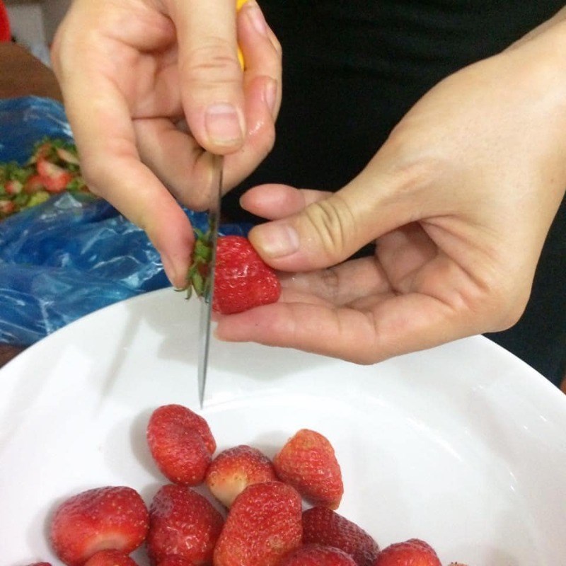 Step 1 Prepare strawberries Strawberry yogurt (yaourt dâu tây)