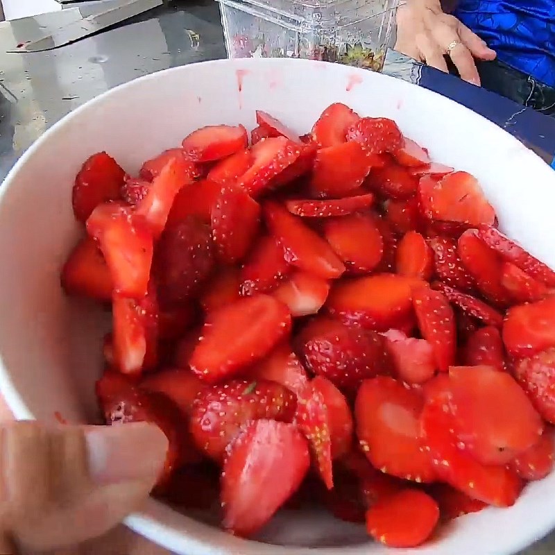 Step 1 Prepare strawberries Strawberries soaked in condensed milk