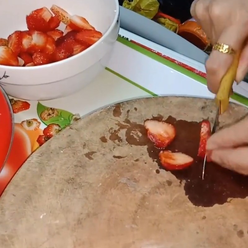 Step 1 Prepare strawberries Strawberry soaked in yogurt