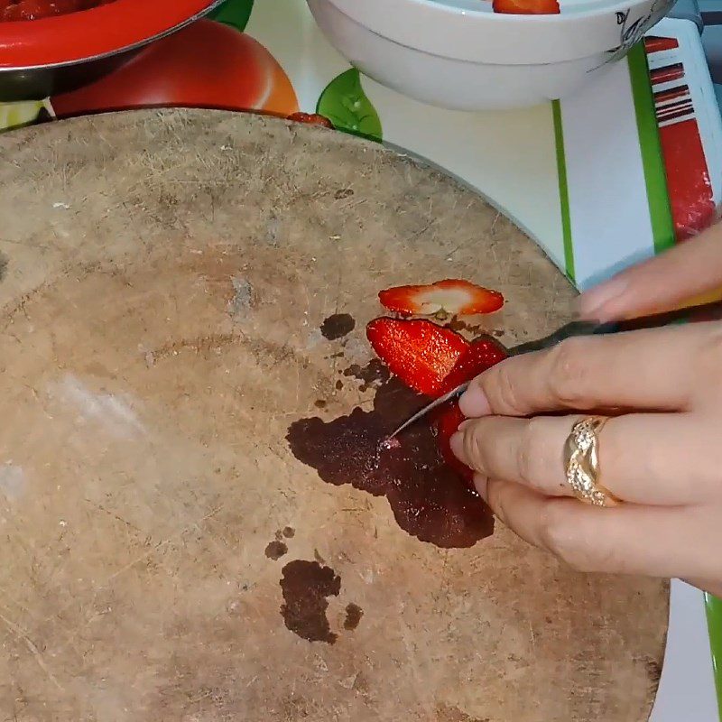 Step 1 Prepare strawberries Strawberry soaked in yogurt