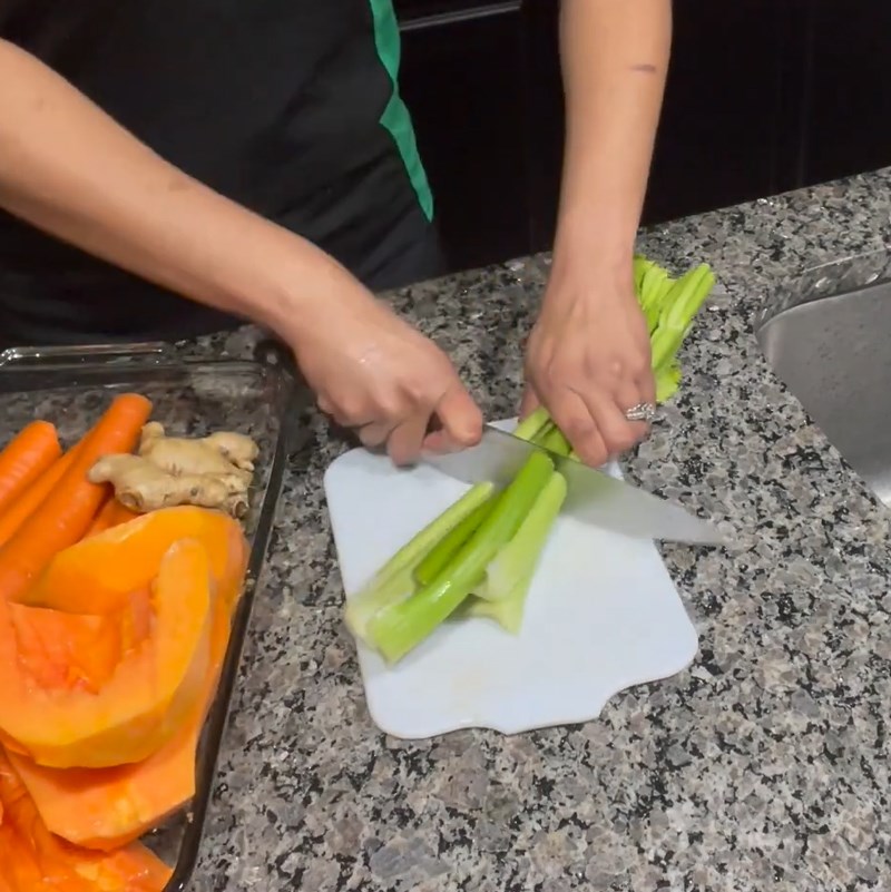 Step 1 Preparing papaya, carrot, celery Papaya carrot celery juice