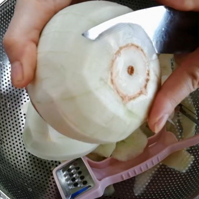 Step 1 Prepare the melon for Fresh Milk Melon Smoothie